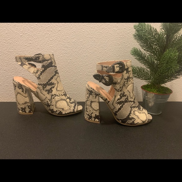 Pair of Snakeskin Heels in great condition - Picture 2 of 7